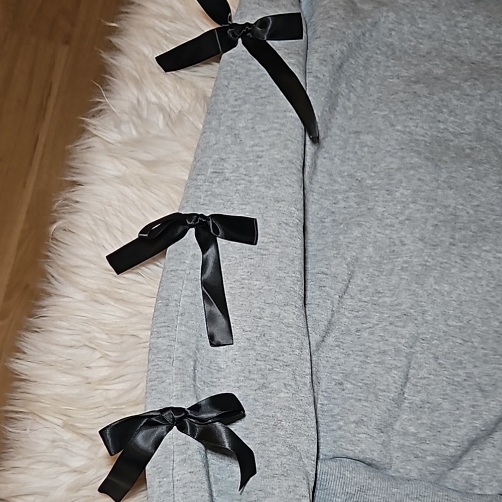 Coquette Ribbon Crewneck - Picture 5 of 7